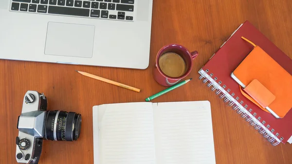 Aksesuar ahşap masa üzerinde planlama seyahat üstten görünüm