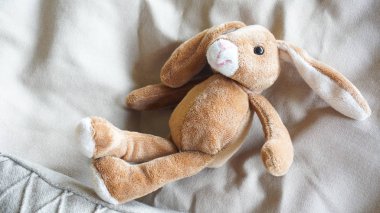 Peluş hayvan bebek yastık üzerinde