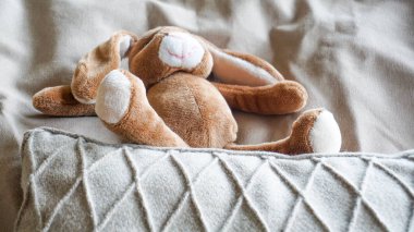 Peluş hayvan bebek yastık üzerinde