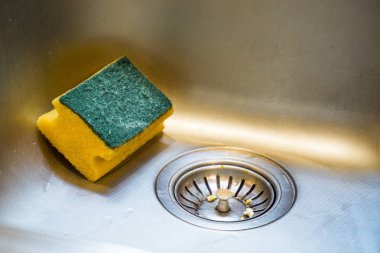 Lavaboya bulaşık süngeri