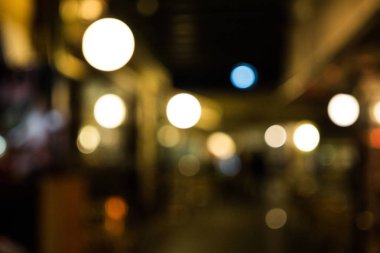 Koyu arka plan cam bulanık