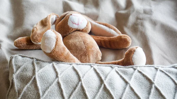 Peluş hayvan bebek yastık üzerinde