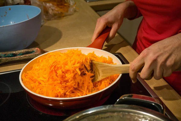 Kadın yemek havuç salatası