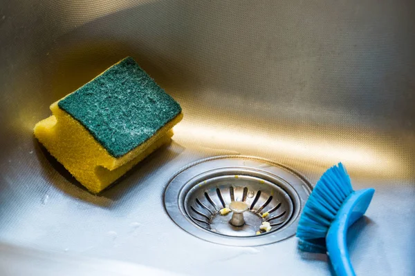 Lavaboya bulaşık süngeri