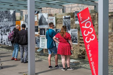 Berlin, Almanya - Mayıs 2018: Berlin Duvarı 'ndaki Topography of Terror (Almanca: Topographie des Terrors) açık hava sergisi