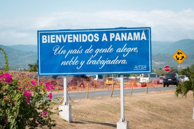 Panama Şehri, Panama - Mart 2018: Panama City havaalanı yakınlarındaki Panama Tabelasına (Bienvenidos a Panama) hoşgeldiniz