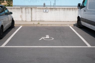 Tekerlekli sandalye sembollü ücretsiz engelli park yeri -