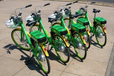 Berlin, Almanya - Haziran 2018: Kamu bisiklet paylaşım şirketi LimeBike 'nin birçok elektrikli bisikleti, Berlin, Almanya