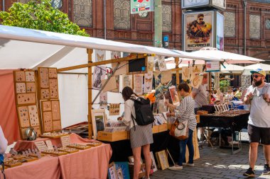 Berlin, Almanya - Haziran 2018: Güneşli bir yaz gününde Hackescher Markt, Mitte 'de sokak pazarındaki insanlar