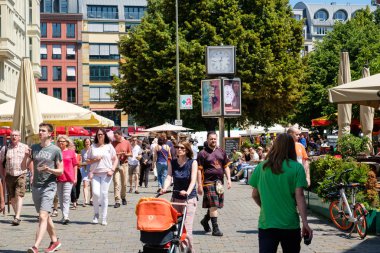 Berlin, Almanya - Haziran 2018: Güneşli bir yaz gününde Hackescher Markt, Mitte 'de sokak pazarındaki insanlar