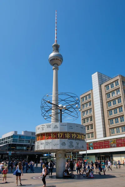 Берлін Німеччина Лютий 2018 Світовий Годинник Вежа Alexanderplatz Берліні Німеччина — стокове фото