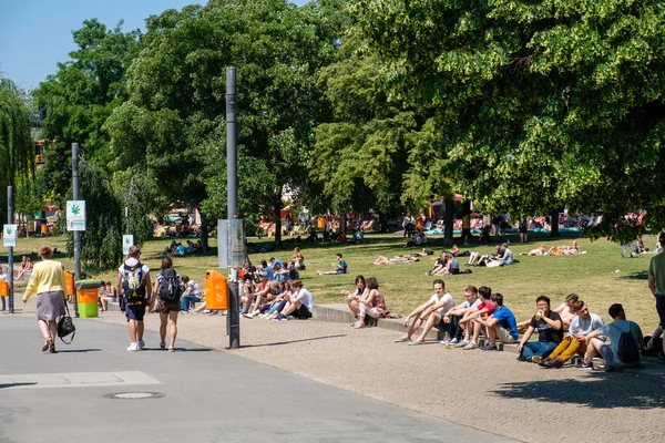 Berlin, Almanya - Haziran 2018: Güneşli bir yaz gününde Almanya 'nın başkenti Berlin' deki Monbijoupark 'ta park halindeki insanlar