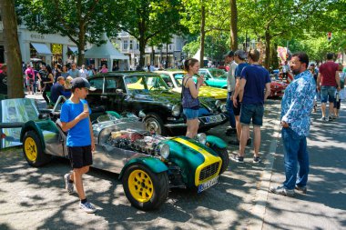 Berlin, Almanya - 09 Haziran 2018: Berlin klasik gün, 2000'den fazla vintage arabalar ve tarihi araçlar Kurfuerstendamm gösteren bir Oldtimer otomobil olay insanlara / Berlin Kudamm