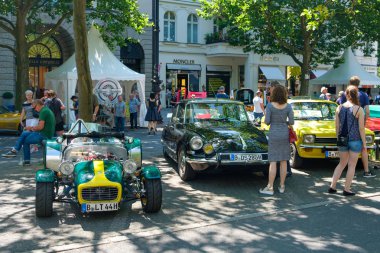 Berlin, Almanya - 09 Haziran 2018: Berlin klasik gün, 2000'den fazla vintage arabalar ve tarihi araçlar Kurfuerstendamm gösteren bir Oldtimer otomobil olay insanlara / Berlin Kudamm