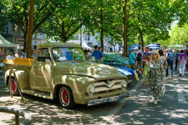 Berlin, Almanya - 09 Haziran 2018: klasik gün, vintage arabalar ve Kurfuerstendamm tarihi araçlar için bir Oldtimer otomobil olay kamyonette eski Fordpickup / Berlin Kudamm