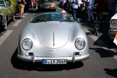 Berlin, Almanya - Haziran 09, 2018: Berlin Classic Days 'de eski Porsche kullanan adam, Berlin' de Kurfuerstendamm / Kudamm 'da 2000' den fazla klasik arabası olan bir Oldtimer otomobil etkinliği