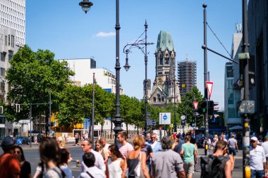 Berlin, Almanya - Haziran 09, 2018 Berlin 'in en ünlü alışveriş bölgesinde karşıdan karşıya geçen insanlar, nam-ı diğer Kurfuerstendamm. Güneşli bir günde Kudamm