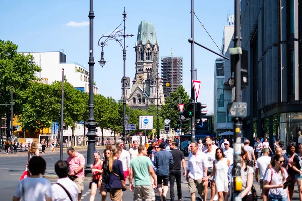 Berlín Alemania Junio 2018 Gente Cruzando Calle Avenida Comercial Más — Foto de Stock