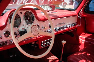 Berlin, Almanya - Haziran 09, 2018: Classic Days 'deki güzel klasik araba kokpitinin direksiyonu, gösterge paneli ve içi, Berlin' deki klasik araba ve araçlar için bir Oldtimer etkinliği