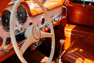 Berlin, Almanya - Haziran 09, 2018: Classic Days 'deki güzel klasik araba kokpitinin direksiyonu, gösterge paneli ve içi, Berlin' deki klasik araba ve araçlar için bir Oldtimer etkinliği