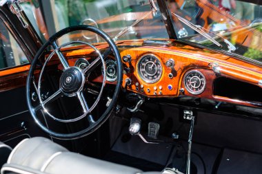 Berlin, Almanya - Haziran 09, 2018: Classic Days 'deki güzel klasik araba kokpitinin direksiyonu, gösterge paneli ve içi, Berlin' deki klasik araba ve araçlar için bir Oldtimer etkinliği