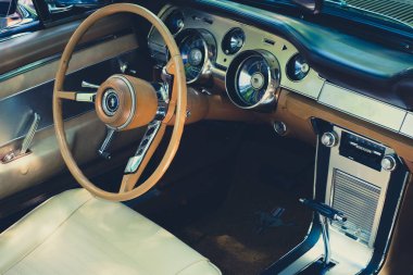 Berlin, Almanya - Haziran 09, 2018: Berlin 'de klasik otomobiller ve araçlar için Oldtimer etkinliğinde Ford Mustang klasik araba kokpitinin direksiyonu, gösterge paneli ve içi