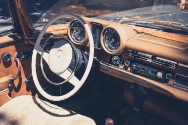 Berlin, Almanya - Haziran 09, 2018: Classic Days 'deki güzel klasik araba kokpitinin direksiyonu, gösterge paneli ve içi, Berlin' deki klasik araba ve araçlar için bir Oldtimer etkinliği