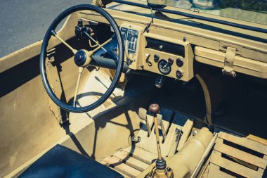 Berlin, Almanya - Haziran 09, 2018: Classic Days 'de eski bir Jeep araba kokpitinin direksiyonu, gösterge paneli ve içi, Berlin' de klasik araba ve araçlar için bir Oldtimer etkinliği