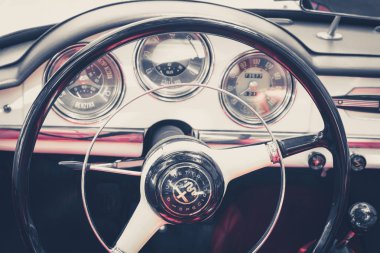 Berlin, Almanya - Haziran 09, 2018: Classic Days 'deki güzel klasik araba kokpitinin direksiyonu, gösterge paneli ve içi, Berlin' deki klasik araba ve araçlar için bir Oldtimer etkinliği