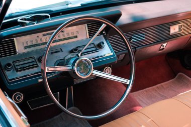 Berlin, Almanya - Haziran 09, 2018: Berlin 'de Oldtimer otomobil etkinliği, Klasik Günler' de klasik araba kokpitinin direksiyonu, iç ve ön paneli