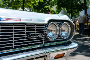 Berlin, Almanya - Haziran 09, 2018: CHEVROlet ön araba tasarım ayrıntıları ve Berlin 'deki Oldtimer otomobil etkinliğinde logo / marka yakın plan