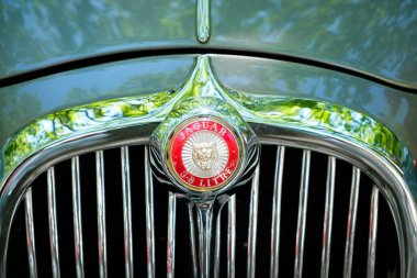 Berlin, Almanya - Haziran 09, 2018: Araba tasarım ayrıntıları ve Berlin 'deki Oldtimer otomobil etkinliğinde JAGUAR logosu / marka yakın çekim