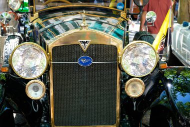 Berlin, Almanya - Haziran 09, 2018: Oldtimer araba ön ızgara ve logo markası Berlin 'deki Oldtimer otomobil etkinliğinde bir ADLER yakın çekim