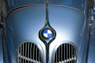 Berlin, Almanya - Haziran 09, 2018: Berlin, Almanya 'da klasik otomobil etkinliğinde BMW logo tasarımı / markasının kapanışı