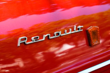 Berlin, Almanya - Haziran 09, 2018: Araba tasarım ayrıntıları ve RENAULT markalı logo / marka Berlin 'deki Oldtimer otomobil etkinliğinde yakın çekim