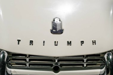 Berlin, Almanya - Haziran 09, 2018: TRIUMPH logosu / marka Berlin, Almanya 'da Oldtimer otomobil etkinliğinde araba ön ızgarasının kapanışı