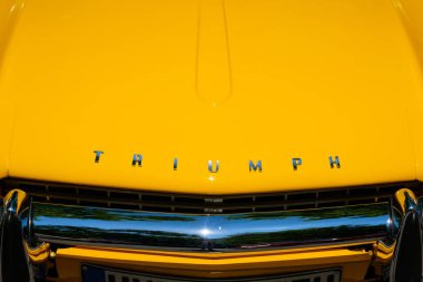 Berlin, Almanya - Haziran 09, 2018: Zafer eski zamanlayıcı motor kaputu markalı / logo harfli yakın plan