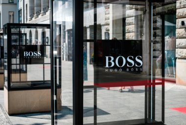 Berlin, Almanya - Haziran 09, 2018: Berlin, Almanya 'daki mağaza cephesinde HUGO BOSS' un logosu / markası