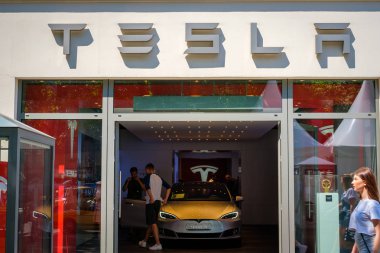 Berlin, Almanya - Haziran 2018: Berlin 'deki mağaza cephesinde Tesla logosu / markası. Tesla, Inc., elektrikli araçlar konusunda uzmanlaşmış çok uluslu bir Amerikan şirketidir.