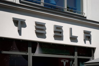 Berlin, Almanya - Haziran 2018: Berlin 'deki mağaza cephesinde Tesla logosu / markası. Tesla, Inc., elektrikli araçlar konusunda uzmanlaşmış çok uluslu bir Amerikan şirketidir.