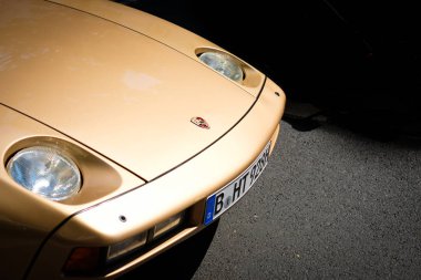 Berlin, Almanya - Haziran 09, 2018: Berlin 'deki Oldtimer otomobil etkinliğinde eski bir Porsche' nin önü