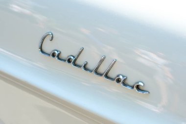 Berlin, Almanya - Haziran 09, 2018: Araba tasarımı ayrıntıları ve CADILLAC logosu / marka harfleri eski zaman otomobili üzerine yakın çekim