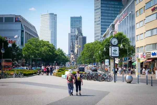 Berlim Alemanha Junho 2018 Dois Viajantes Com Mochilas Famosa Avenida — Fotografia de Stock