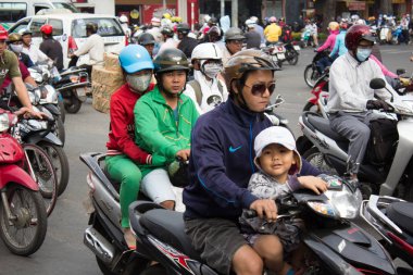 Saigon, Vietnam - Ocak 2014: Saigon 'da birçok motosikletli kalabalık caddelerde scooter trafiği Ho Chi Minh Şehri, Vietnam