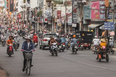 Saigon, Vietnam - Ocak 2014: Saigon 'da birçok motosikletli kalabalık caddelerde scooter trafiği Ho Chi Minh Şehri, Vietnam