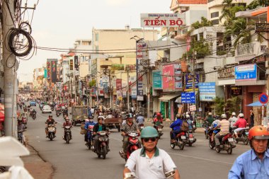 Saigon, Vietnam - Ocak 2014: Saigon 'da birçok motosikletli kalabalık caddelerde scooter trafiği Ho Chi Minh Şehri, Vietnam