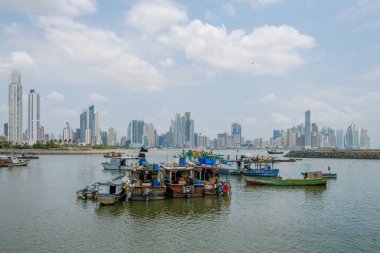 Panam City, Panama - Mart 2018: Ticari balık pazarı limanında balıkçı tekneleri