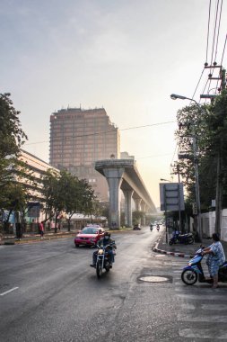 Bangkok, Tayland - Ocak 2014: Bankgok Şehri şehir merkezi tren yolu trafiği