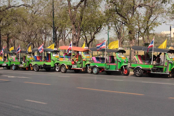 Bangkok Tailandia Enero 2014 Fila Tuk Tuk Taxi Triciclos Esperando —  Fotos de Stock