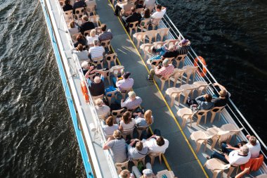 Berlin, Almanya - Haziran 2018: Bir grup turist / insan Berlin, Almanya 'nın yukarısından turistik gezi teknesinde